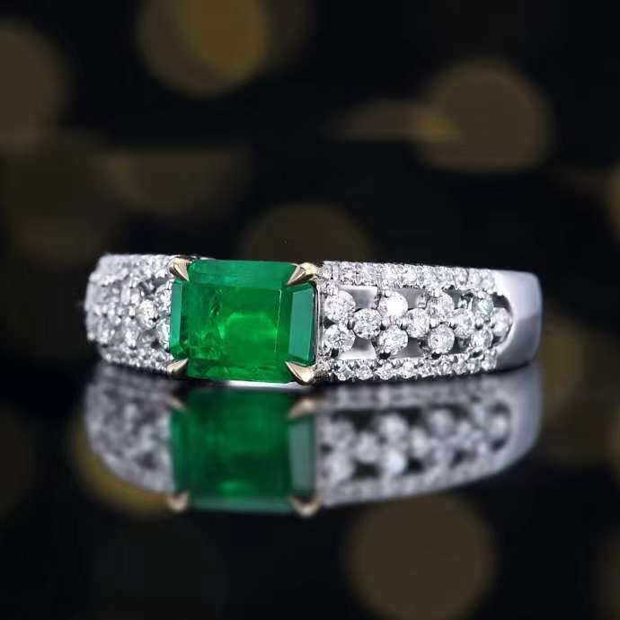 Emerald of Eternity – 18k gold ring with living emerald