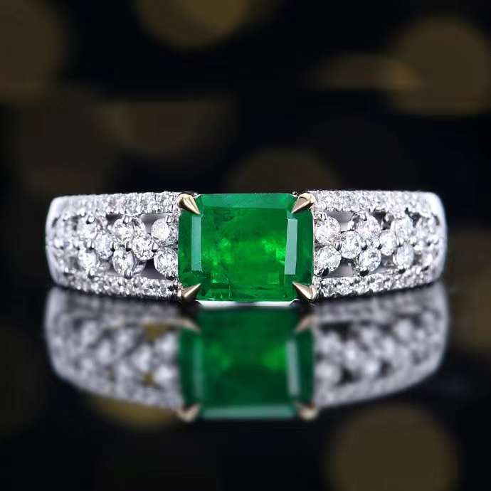 Emerald of Eternity – 18k gold ring with living emerald