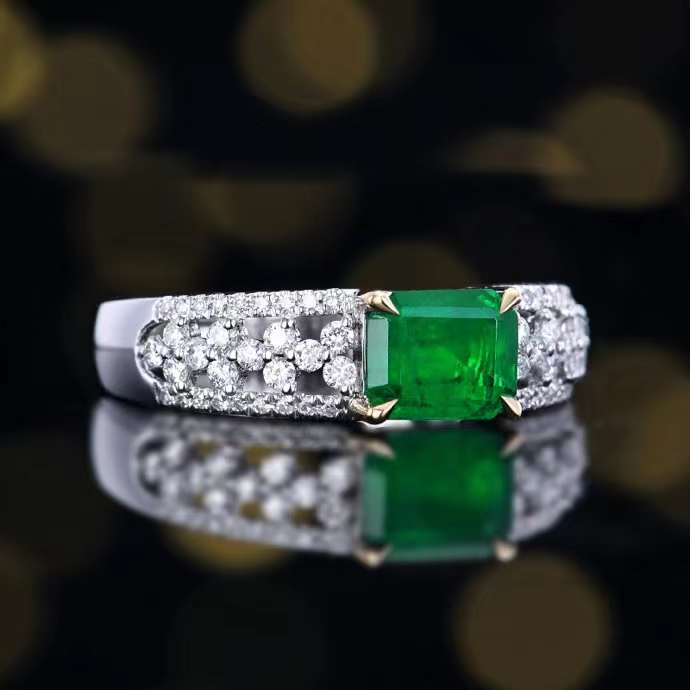 Emerald of Eternity – 18k gold ring with living emerald