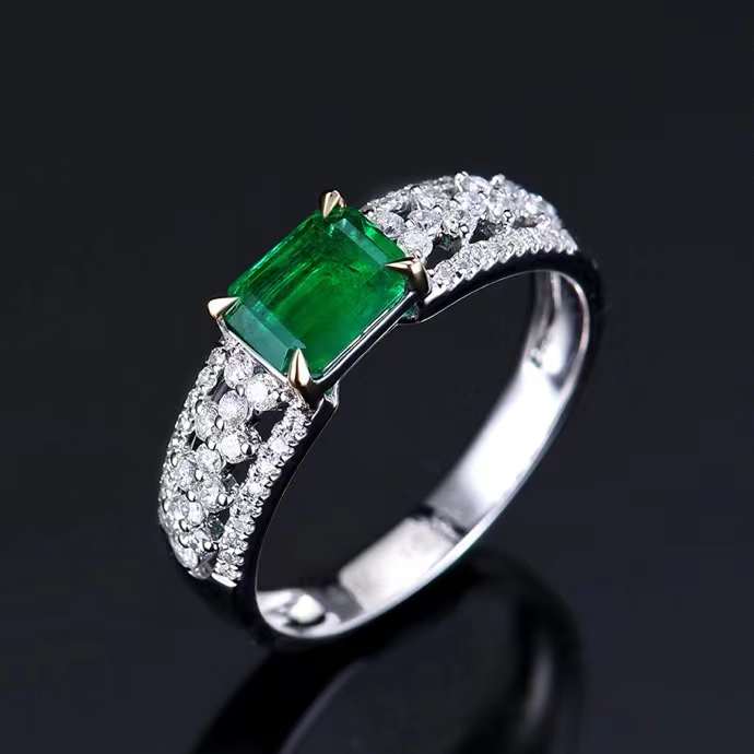 Emerald of Eternity – 18k gold ring with living emerald