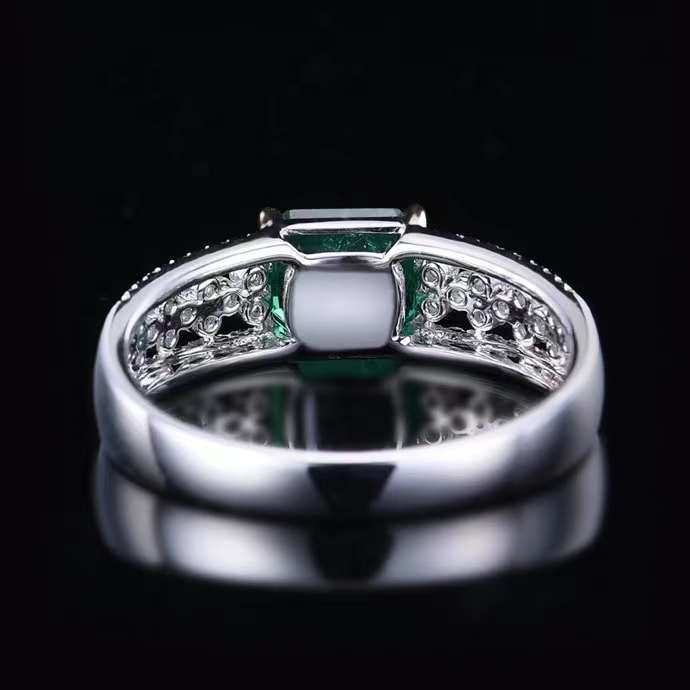 Emerald of Eternity – 18k gold ring with living emerald