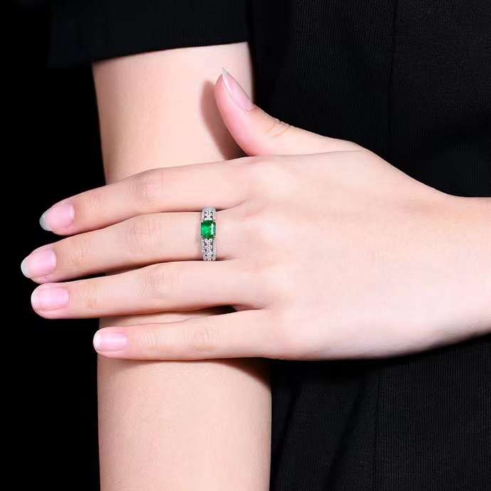 Emerald of Eternity – 18k gold ring with living emerald