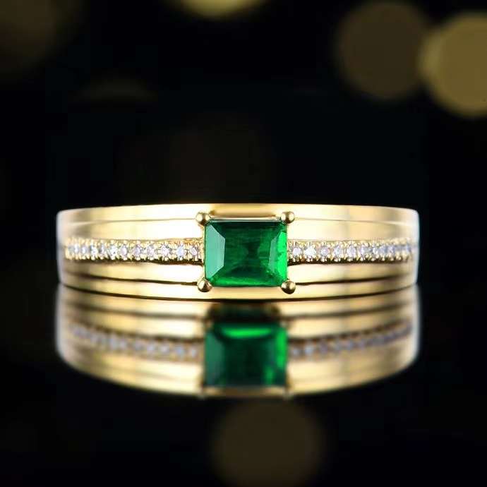 Emerald shimmer of life – 18k gold ring with natural emerald