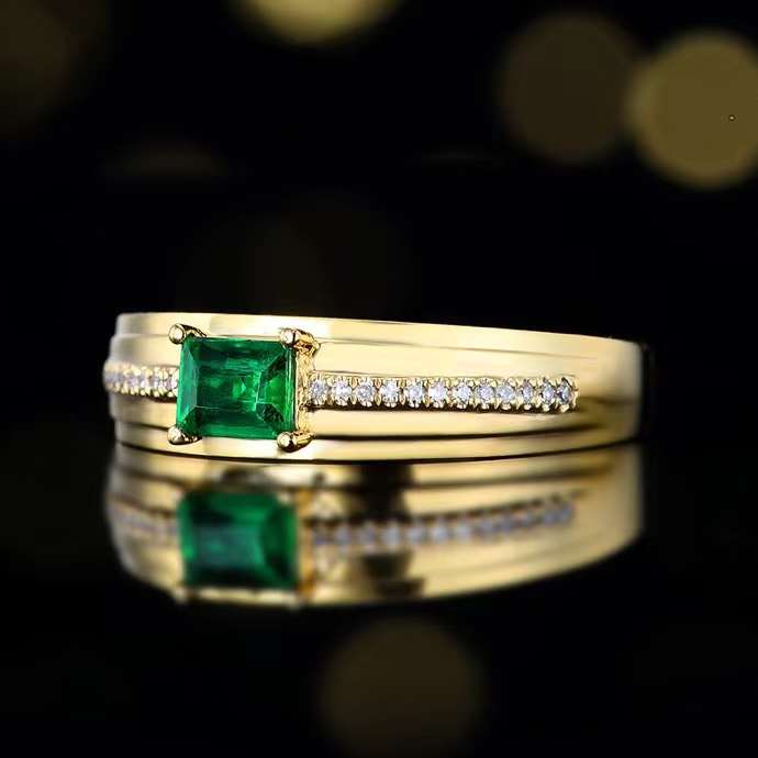 Emerald shimmer of life – 18k gold ring with natural emerald