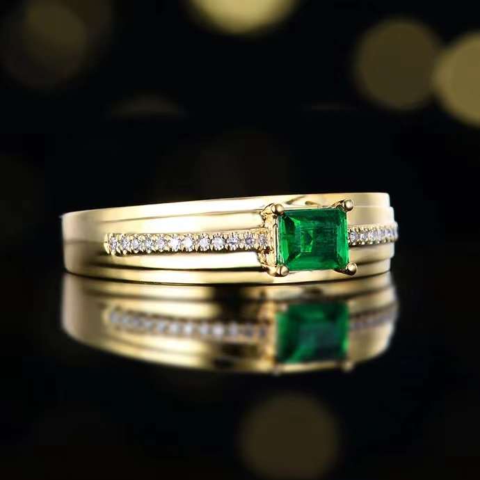 Emerald shimmer of life – 18k gold ring with natural emerald