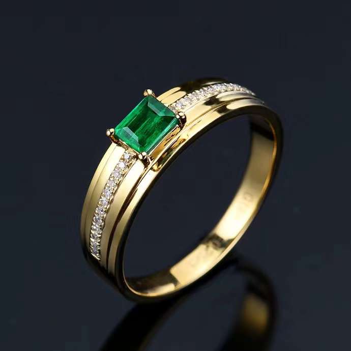 Emerald shimmer of life – 18k gold ring with natural emerald