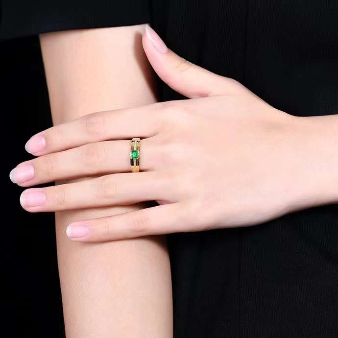 Emerald shimmer of life – 18k gold ring with natural emerald