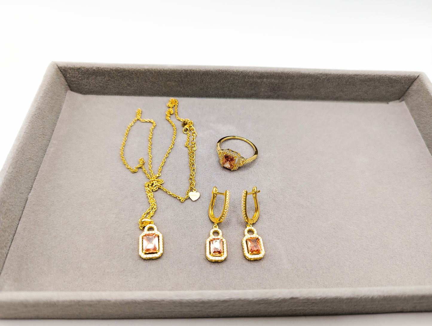 Golden Sunbeam – Necklace with rectangular citrine yellow pendant