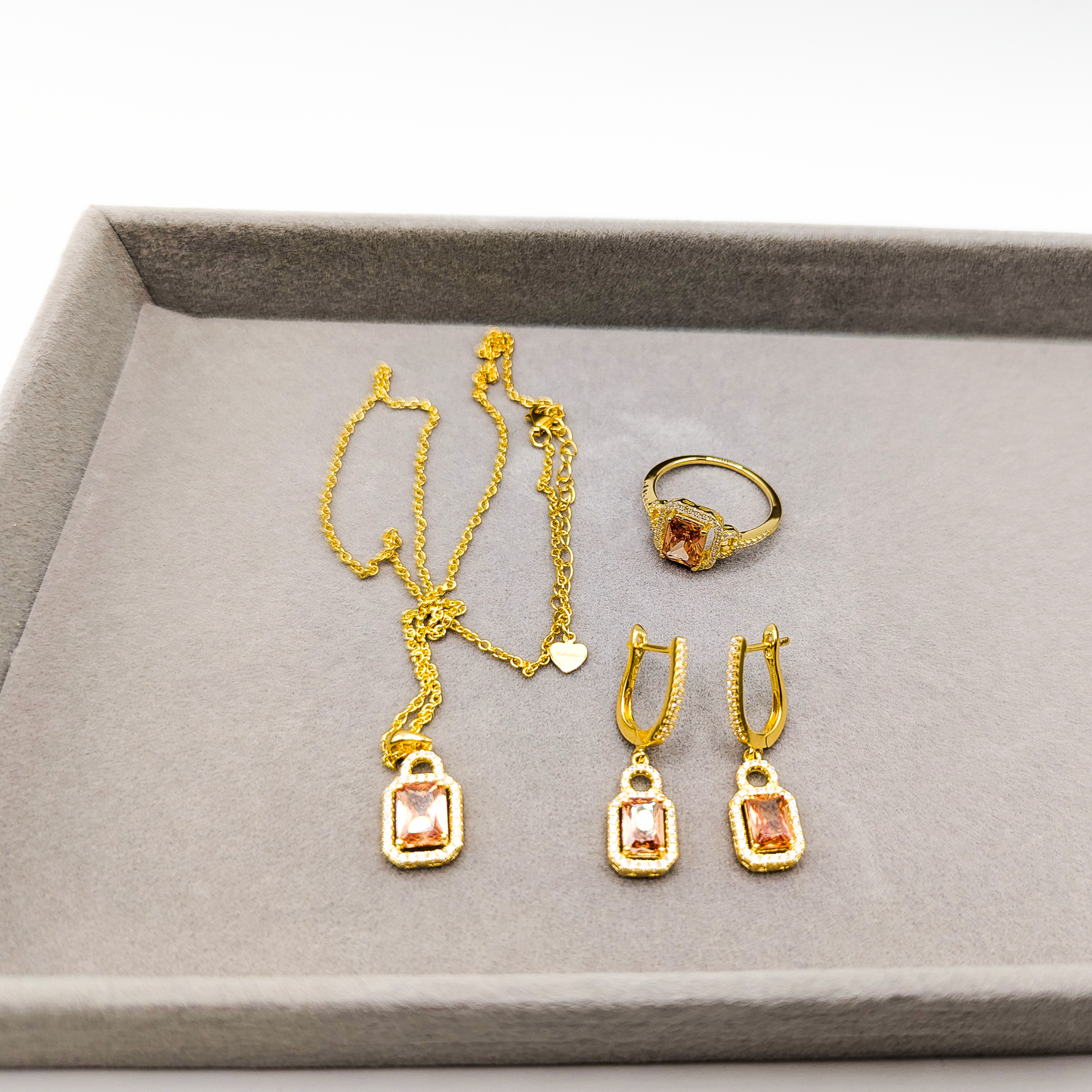 Radiant elegance – earrings from the Golden Sunbeam collection