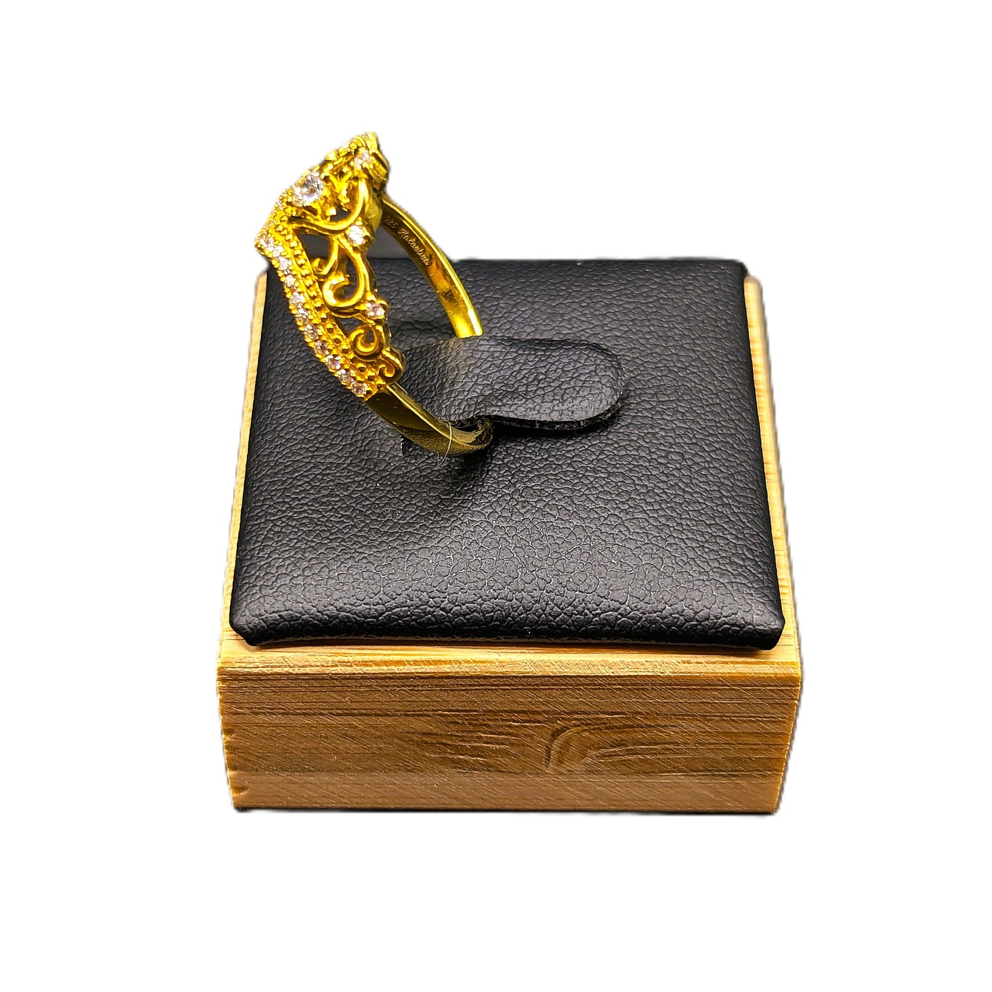 Esplendor real: elegante anillo con corona y circonitas