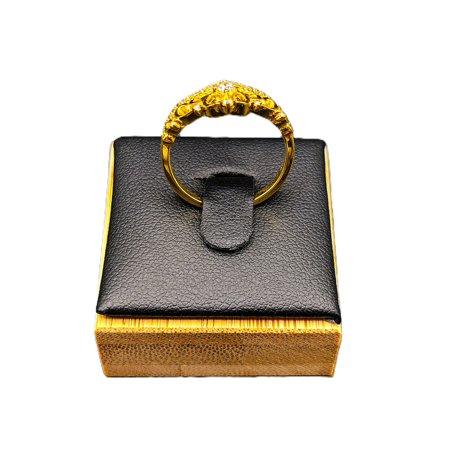 Esplendor real: elegante anillo con corona y circonitas