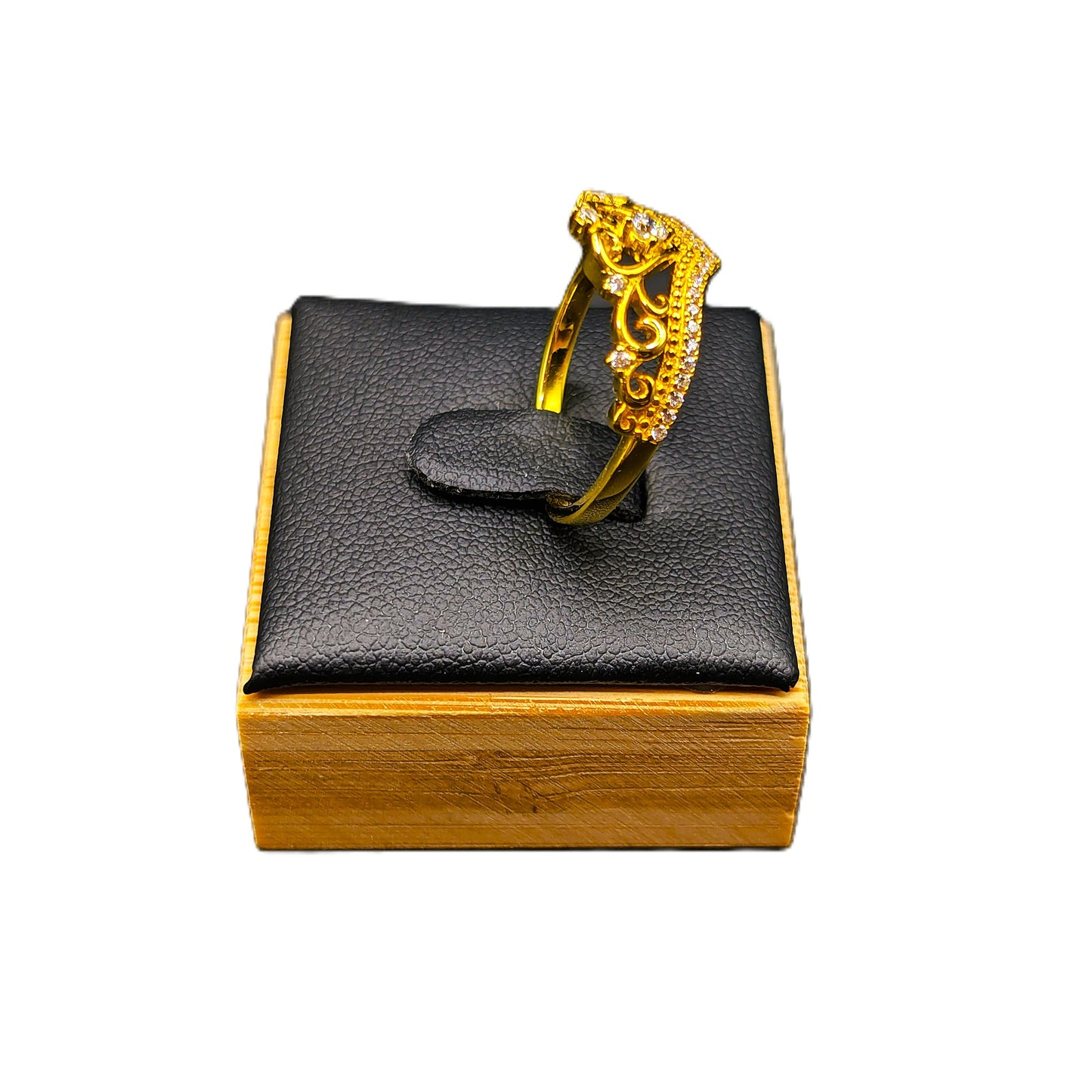 Esplendor real: elegante anillo con corona y circonitas