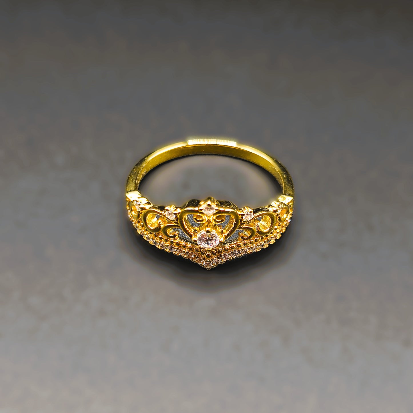 Esplendor real: elegante anillo con corona y circonitas