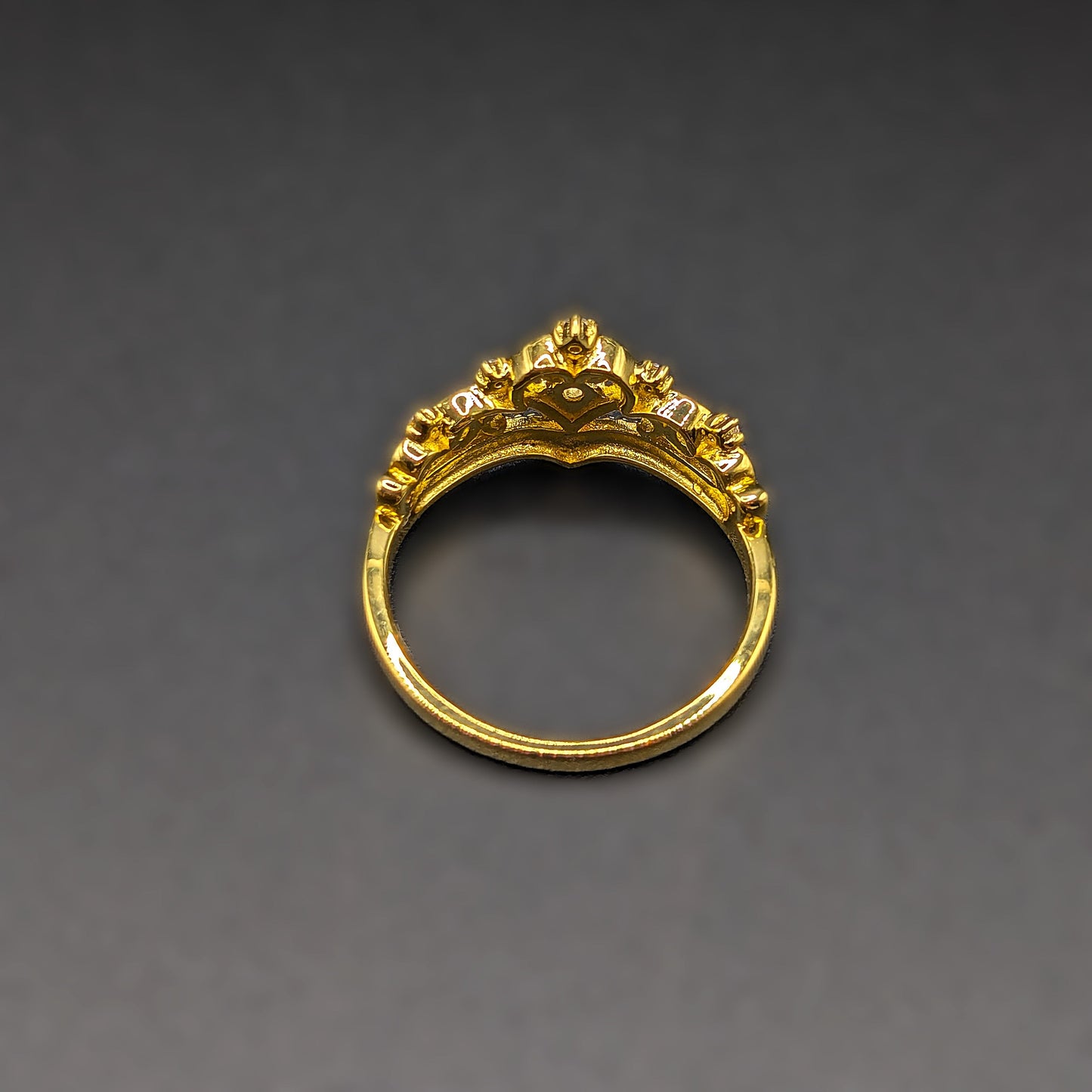 Esplendor real: elegante anillo con corona y circonitas