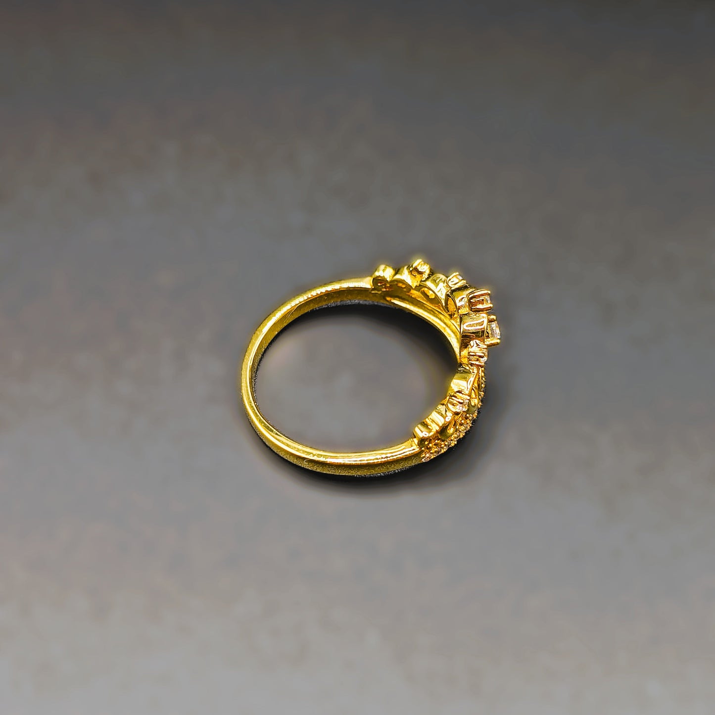 Esplendor real: elegante anillo con corona y circonitas