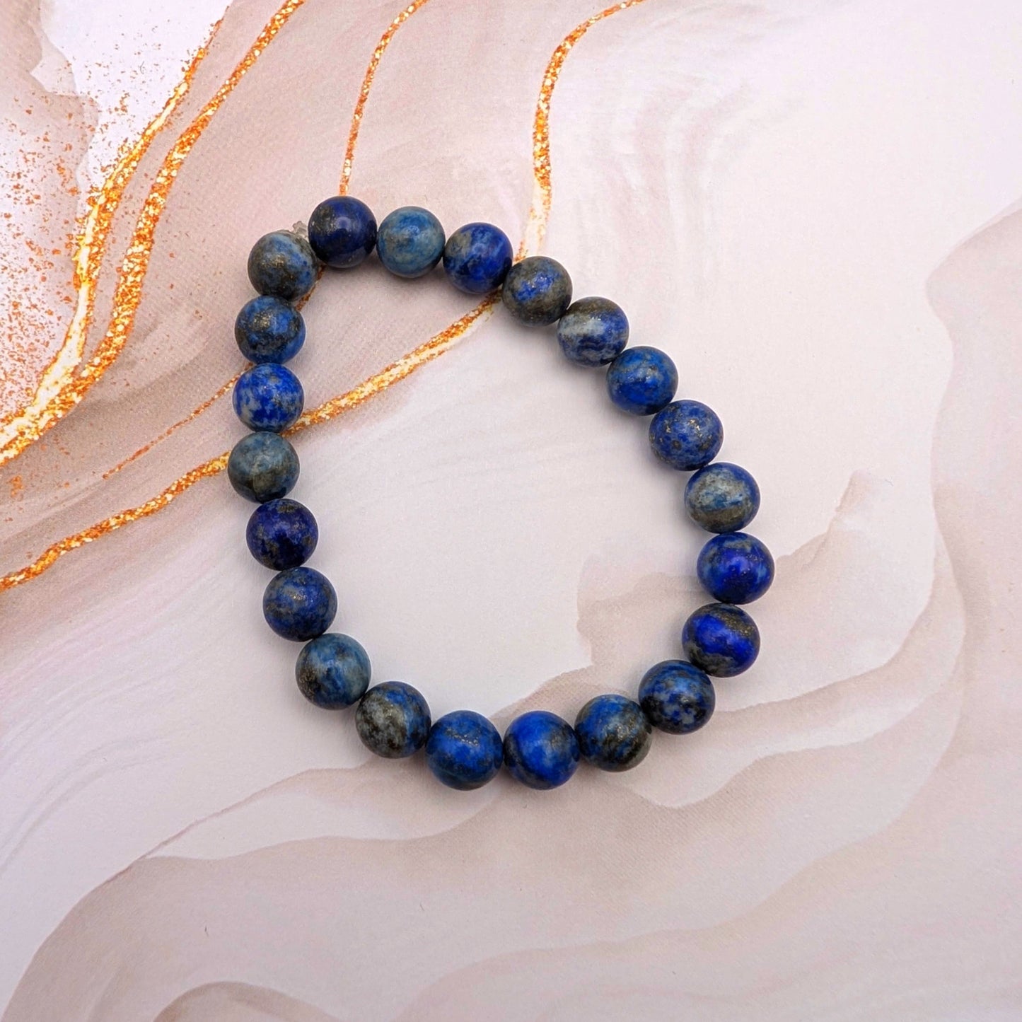 Sternenweisheit – Handgefertigtes Lapislazuli Perlenarmband aus Indien